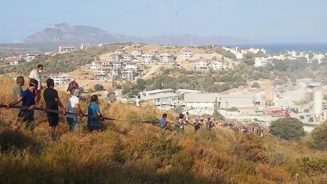 Yangını duyan koştu, metrelerce uzunluğunda insan zinciri oluştu