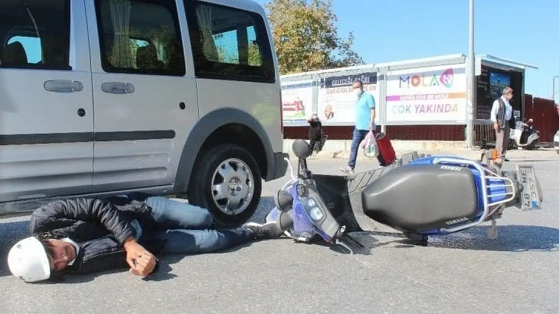 Yaralanan motosiklet sürücüsü, kıpırdamadan ambulansı bekledi