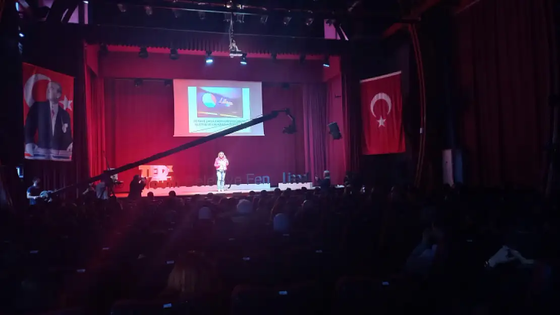 'YARINDA YAŞAMAK' KONFERANSI YAPILDI 