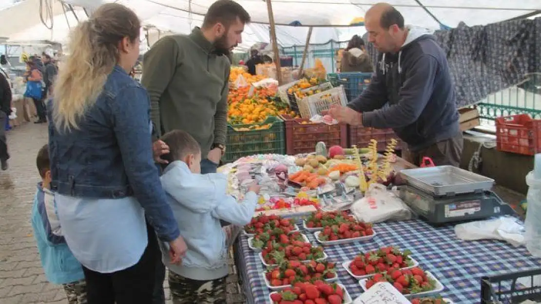 Yeni Yıl Alışverişleri Salı Pazarı'ndan Yapıldı