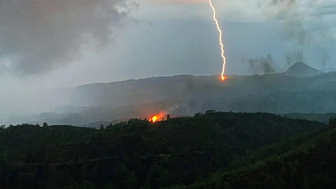 Yıldırımın Düştüğü Anları Görüntülediler