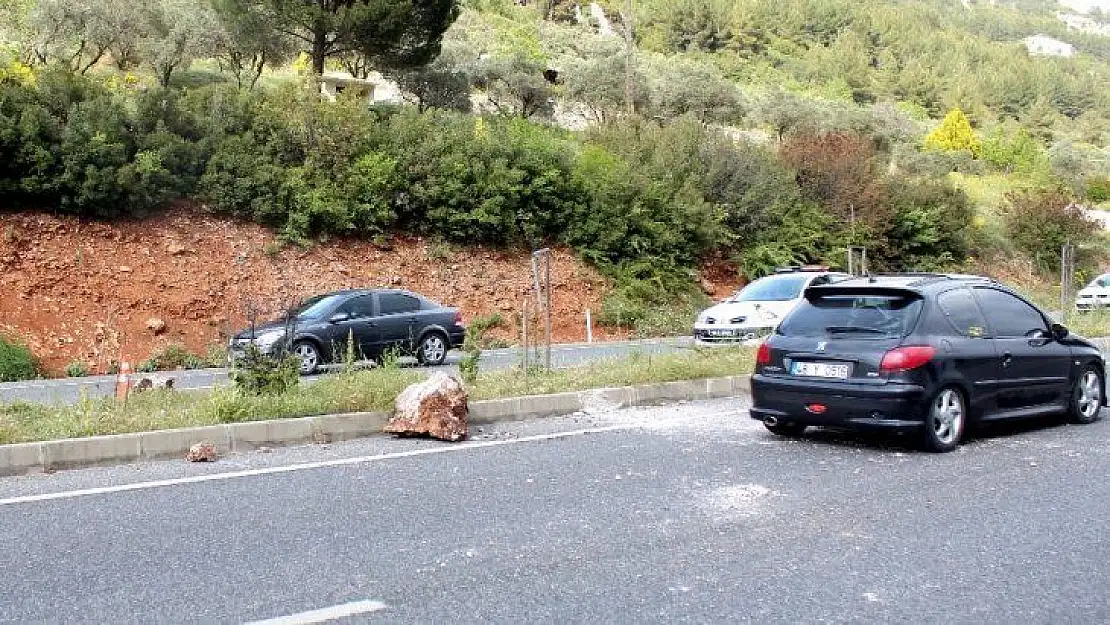 Yola düşen kaya parçasından şans eseri kurtuldular