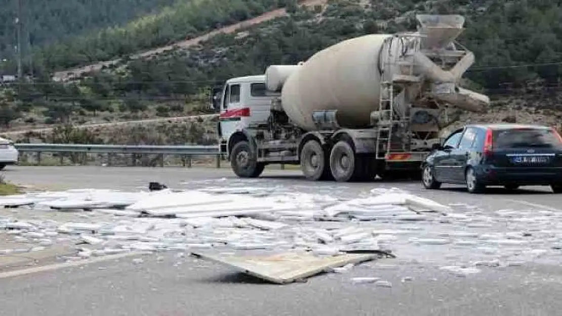 YOLA SAVRULAN MERMER PARÇALARI TRAFİĞİ AKSATTI