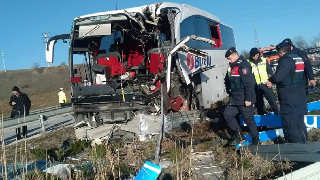 Yolcu otobüsü bariyerlere çarptı! 14 kişi yaralandı