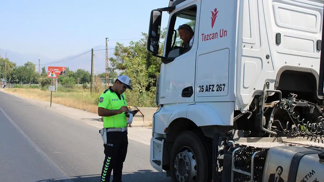 Yolculara emniyet kemerinin önemi anlatıldı