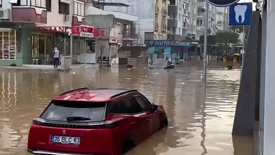 Yollar göle döndü, araçlar suya gömüldü