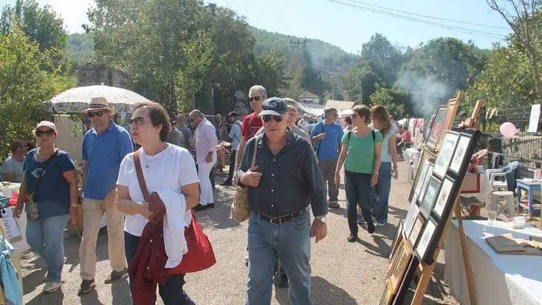 Yunan heyeti çiçeklerle karşılandı