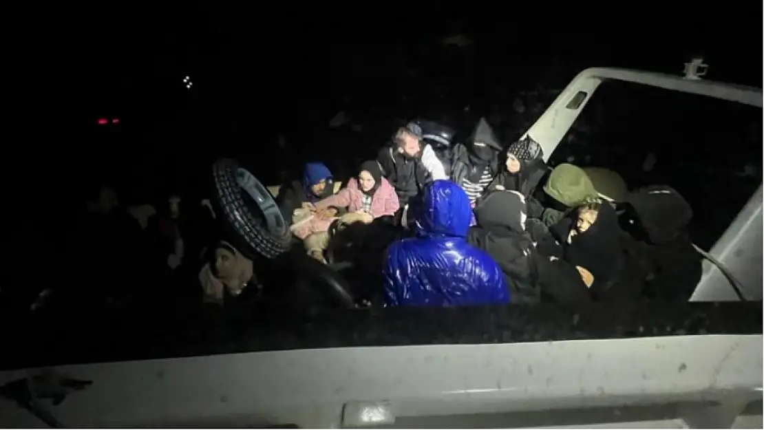 Yunanistan adalarına geçmeye çalışan düzensiz göçmenler kurtarıldı