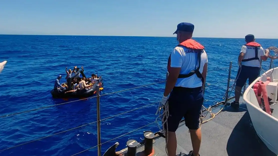 Yunanistan'ın Türk karasularına geri ittiği 20 düzensiz göçmen kurtarıldı