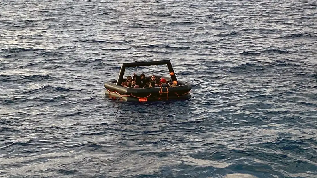 Yunanlıların geri ittiği 17 düzensiz göçmen kurtarıldı