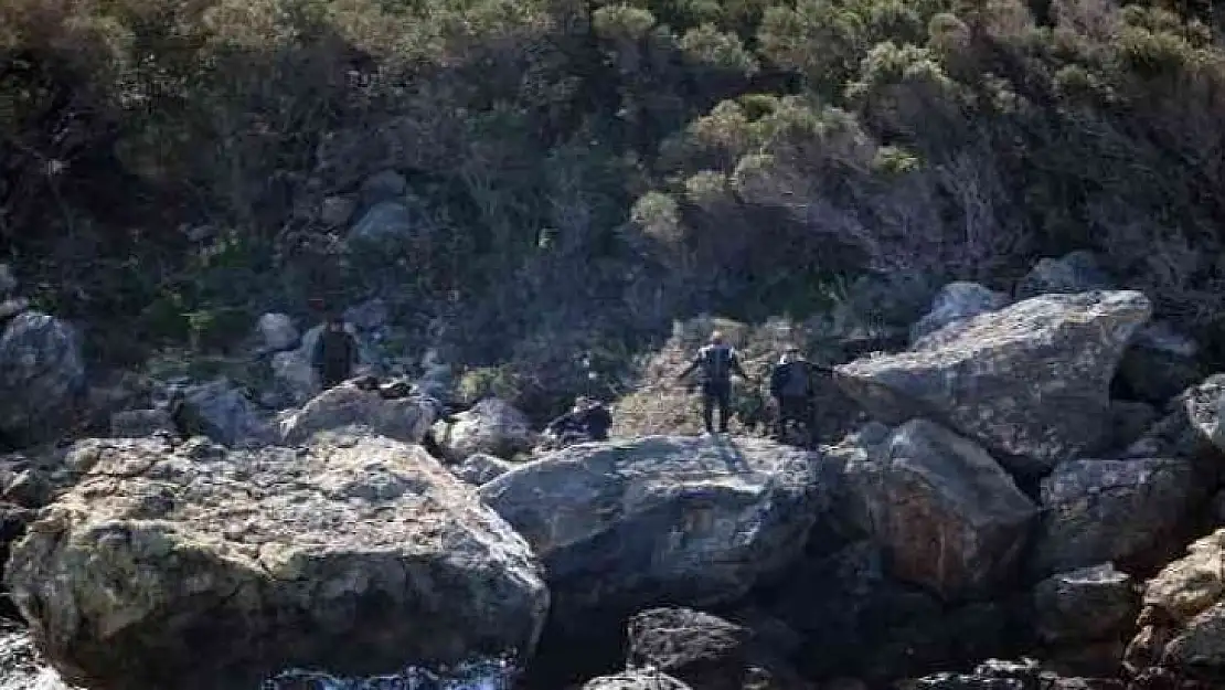 Yunanlıların ölüme ittiği göçmenlerin botu karaya sürüklendi