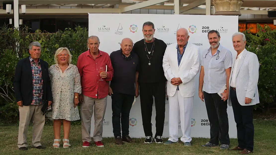 ''Zor Değil'' Kitabının Lansmanında Ünlü İsimler Bir Araya Geldi