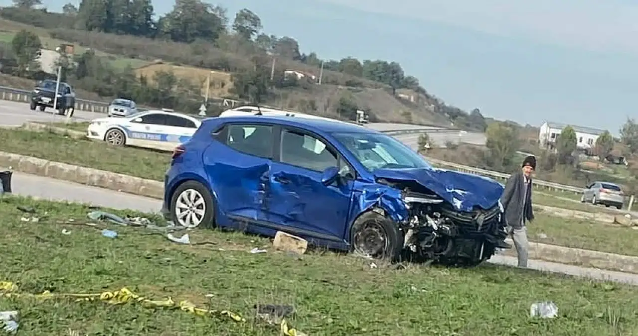 İki otomobil çarpıştı: 1'i ağır 5 yaralı