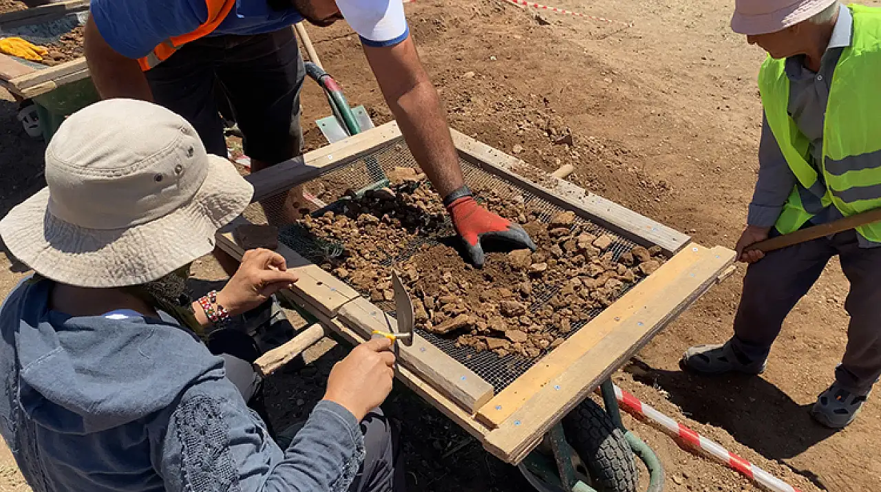 Patara'nın simgesi kent kapısı çevresindeki stoa ve dükkanlar gün yüzüne çıkarılıyor