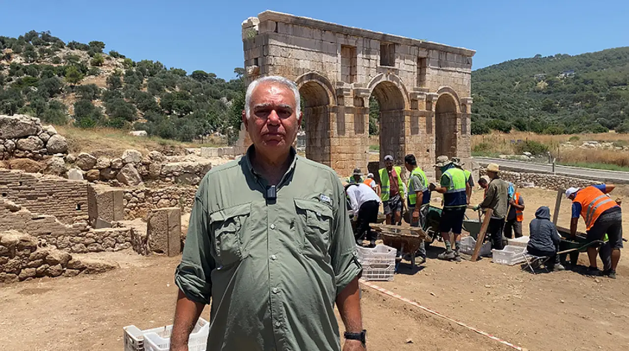 Patara'nın simgesi kent kapısı çevresindeki stoa ve dükkanlar gün yüzüne çıkarılıyor