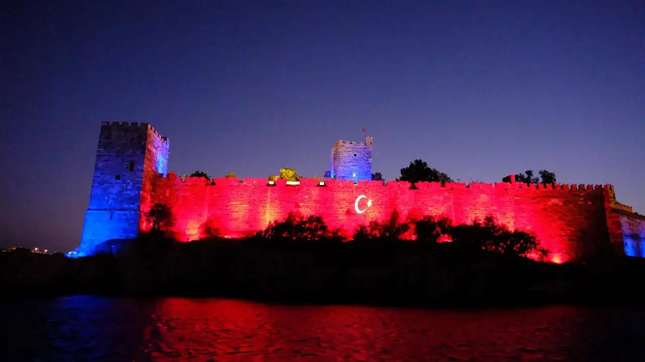 Bodrum Kalesi, jandarmanın renkleriyle ışıklandırıldı