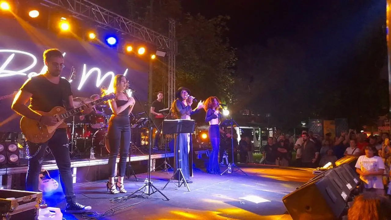 Muğla'da ABD'li sanatçı Della Miles konser verdi