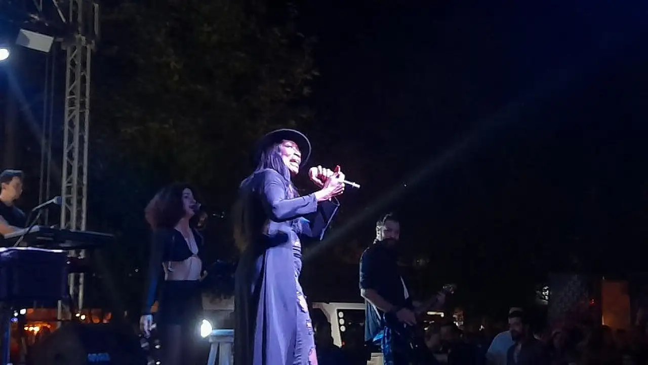 Muğla'da ABD'li sanatçı Della Miles konser verdi