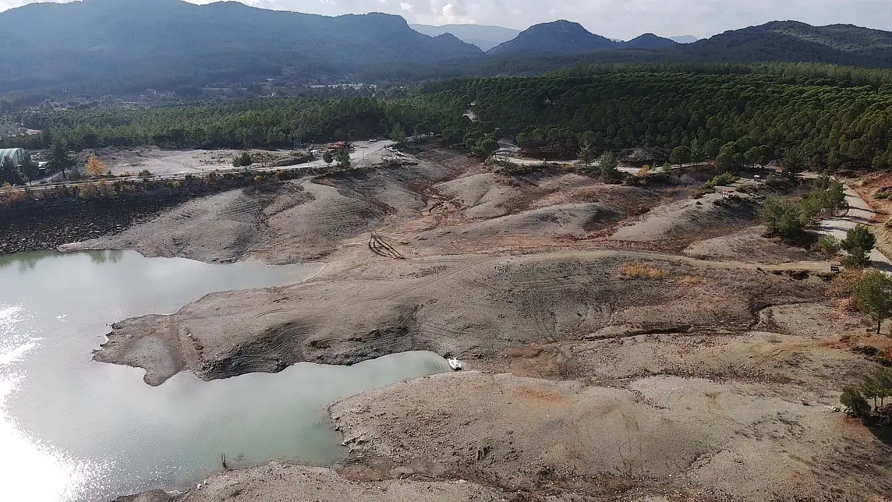 Ula Göleti'nin su seviyesi yağış azlığı nedeniyle düştü