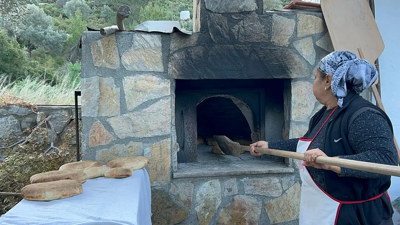 Datça'nın yöresel köy ekmeğinin üretimi geleneksel yöntemlerle sürüyor