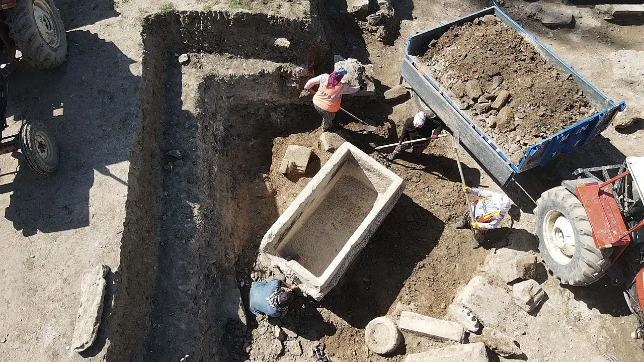 'Gladyatörler kenti' Stratonikeia'da 2 bin yıl öncesine ait girlandlı lahit bulundu