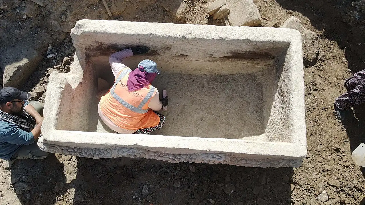 'Gladyatörler kenti' Stratonikeia'da 2 bin yıl öncesine ait girlandlı lahit bulundu