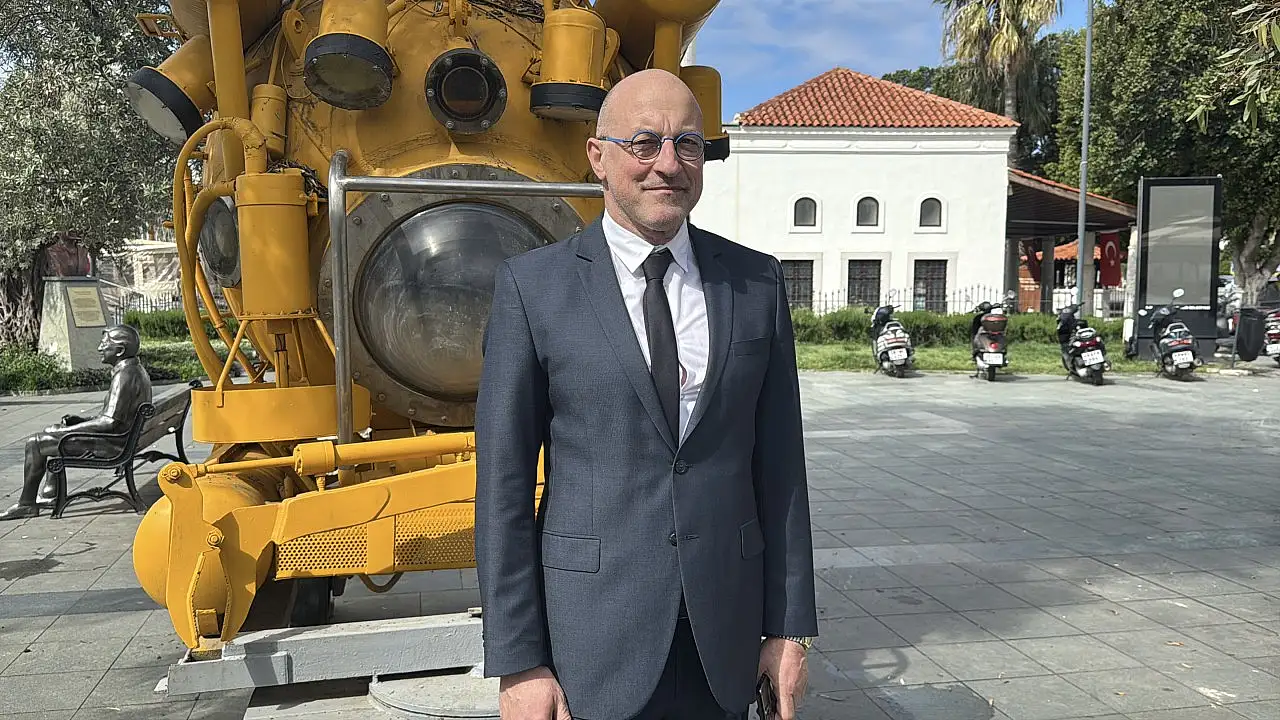Bodrum'da deniz müzesine verilen denizaltı meydanda sergileniyor