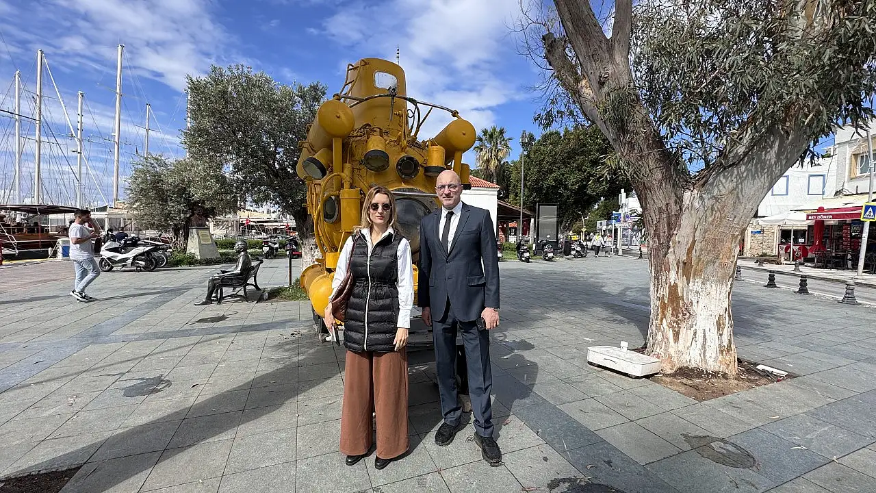 Bodrum'da deniz müzesine verilen denizaltı meydanda sergileniyor