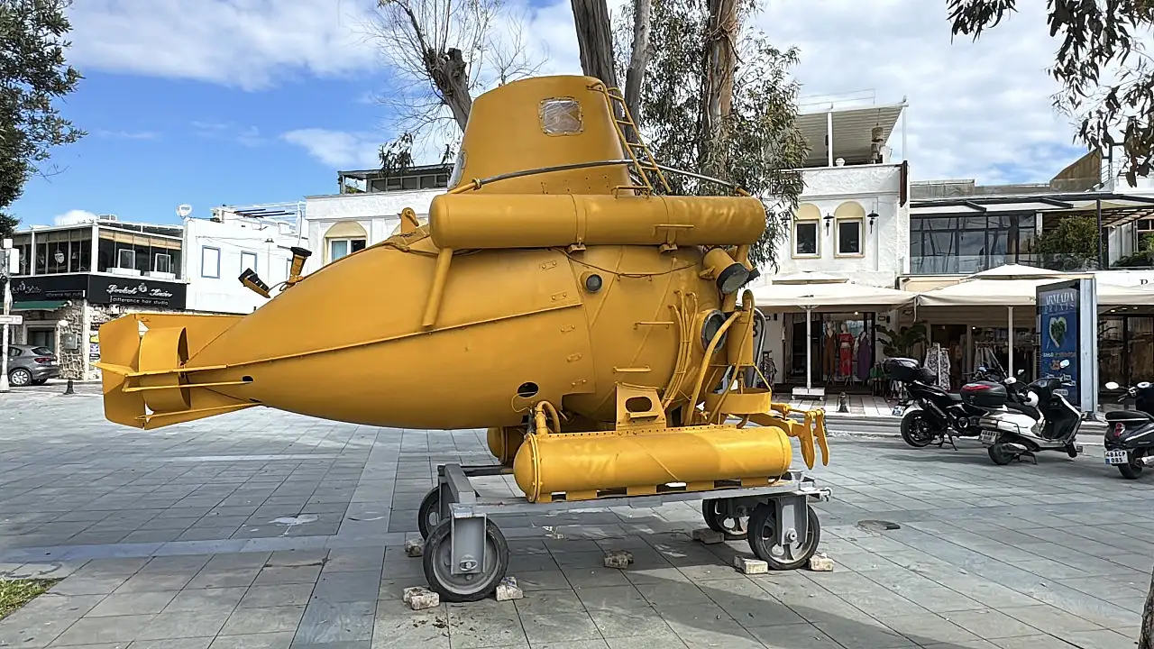 Bodrum'da deniz müzesine verilen denizaltı meydanda sergileniyor