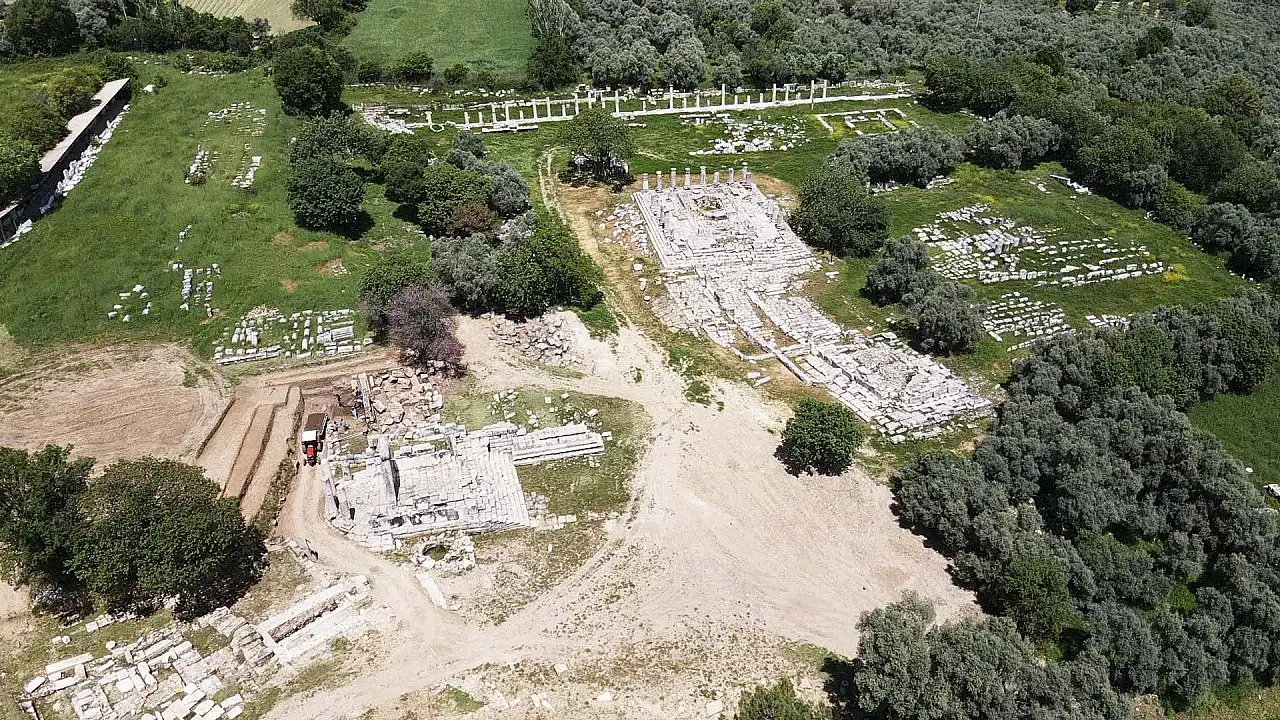 Muğla'da Lagina Hekate Kutsal Alanı'nda kentin giriş kapısı ve dükkanlar açığa çıkarılıyor