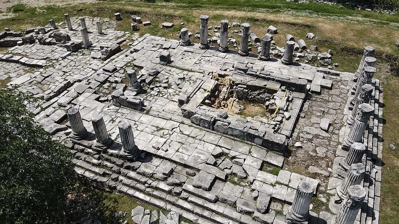 Muğla'da Lagina Hekate Kutsal Alanı'nda kentin giriş kapısı ve dükkanlar açığa çıkarılıyor