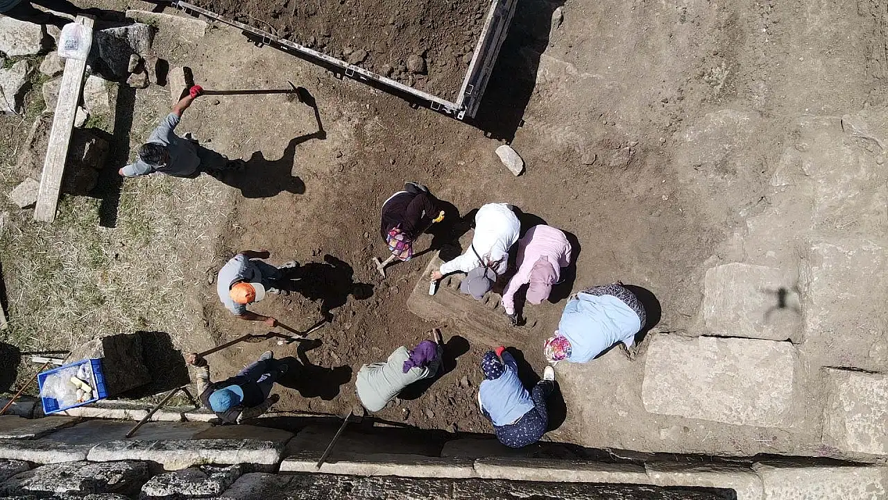 Muğla'da Lagina Hekate Kutsal Alanı'nda kentin giriş kapısı ve dükkanlar açığa çıkarılıyor