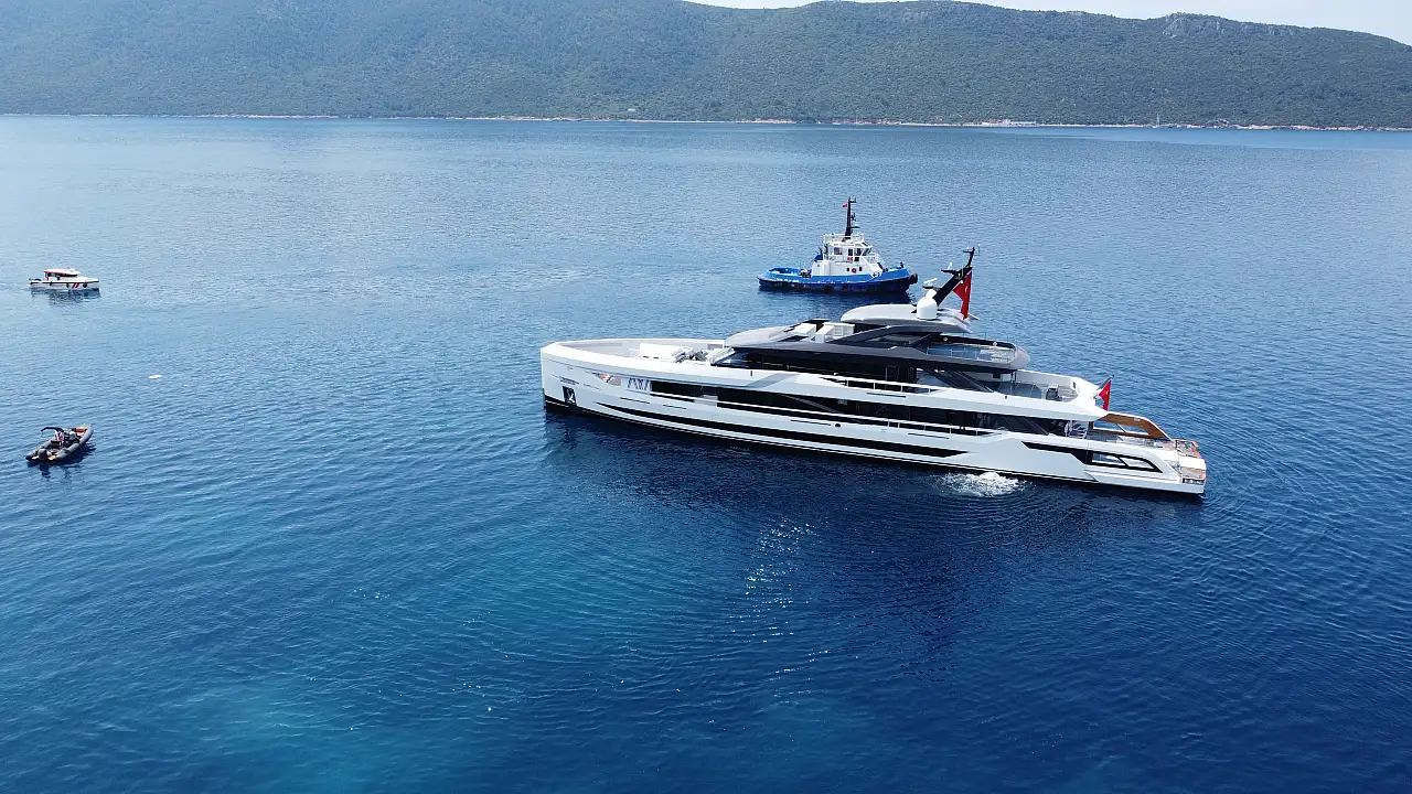 Bodrum'da üretilen süper yat denize indirildi