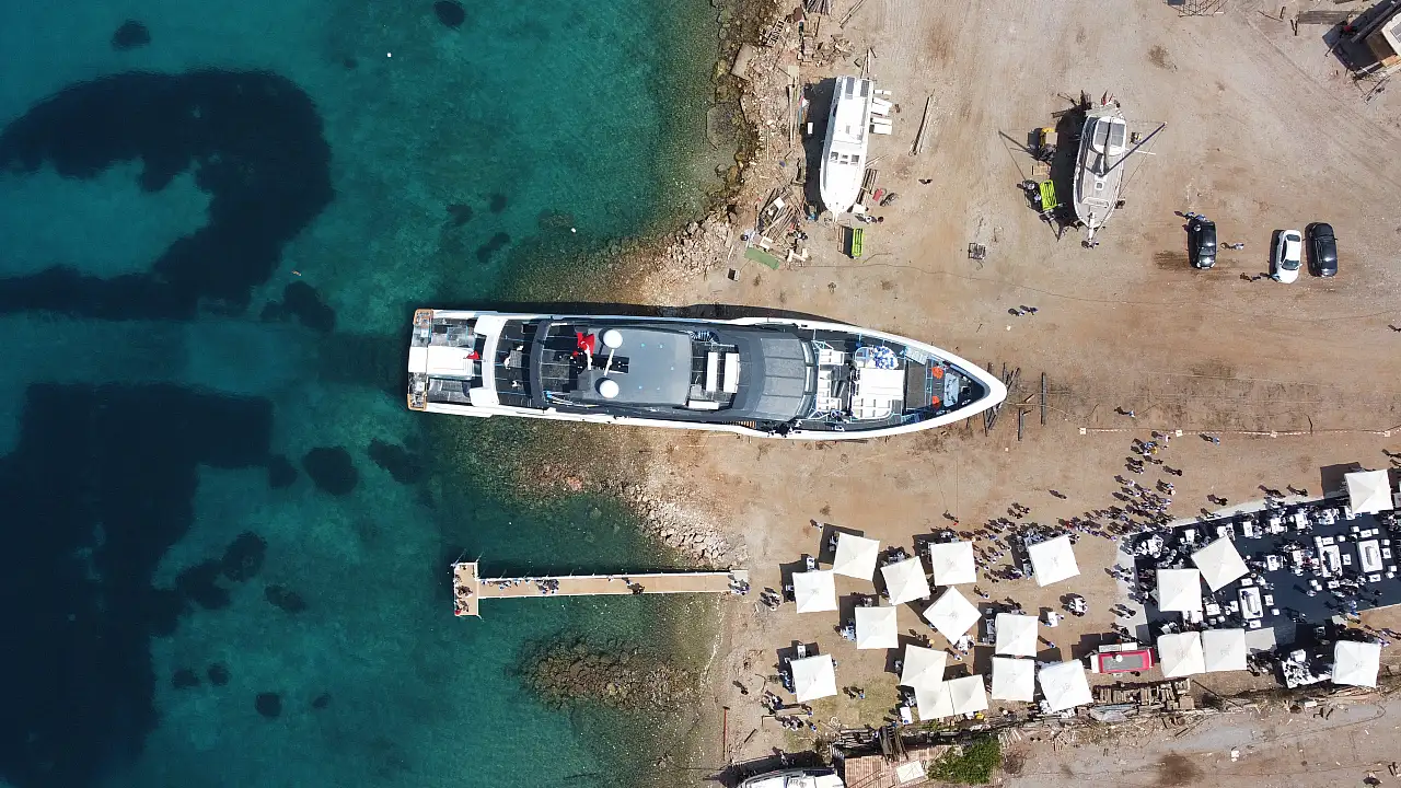 Bodrum'da üretilen süper yat denize indirildi