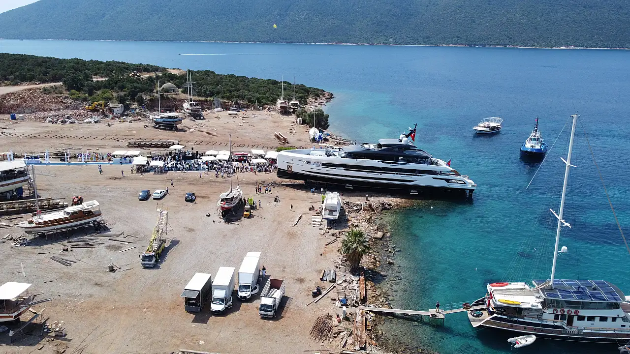 Bodrum'da üretilen süper yat denize indirildi
