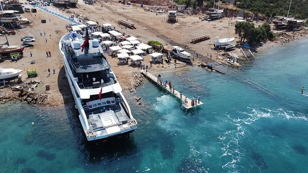 Bodrum'da üretilen süper yat denize indirildi