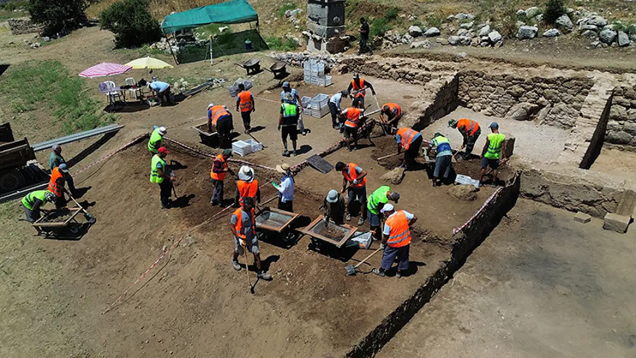 Patara'nın simgesi kent kapısı çevresindeki stoa ve dükkanlar gün yüzüne çıkarılıyor