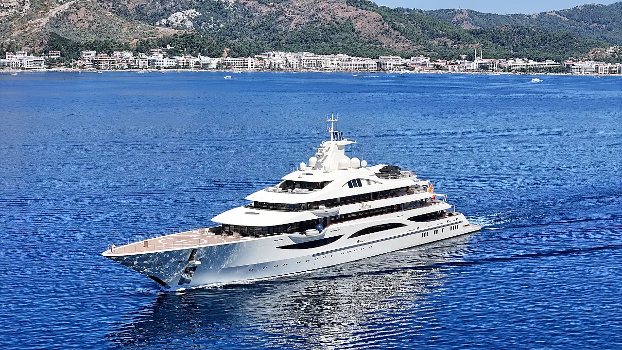 Lüks yat 'Alaiya' Marmaris'te yakıt ikmali yapıldı