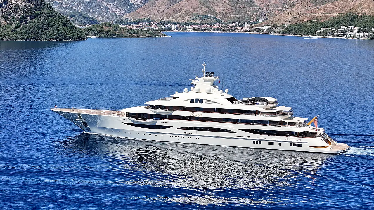 Lüks yat 'Alaiya' Marmaris'te yakıt ikmali yapıldı