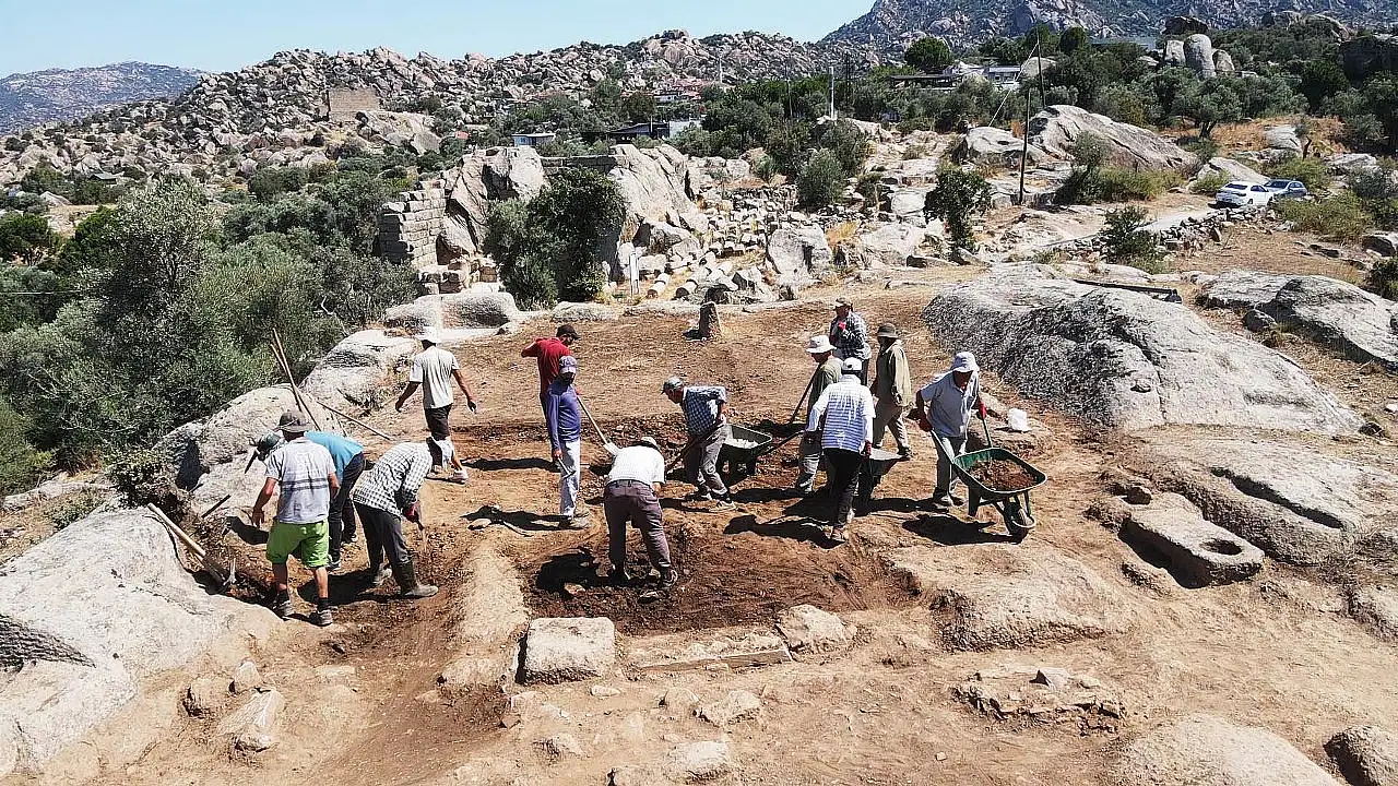 Herakleia Antik Kenti'ndeki kilisede yürütülen kazılarda Bizans mezarları ortaya çıkarıldı