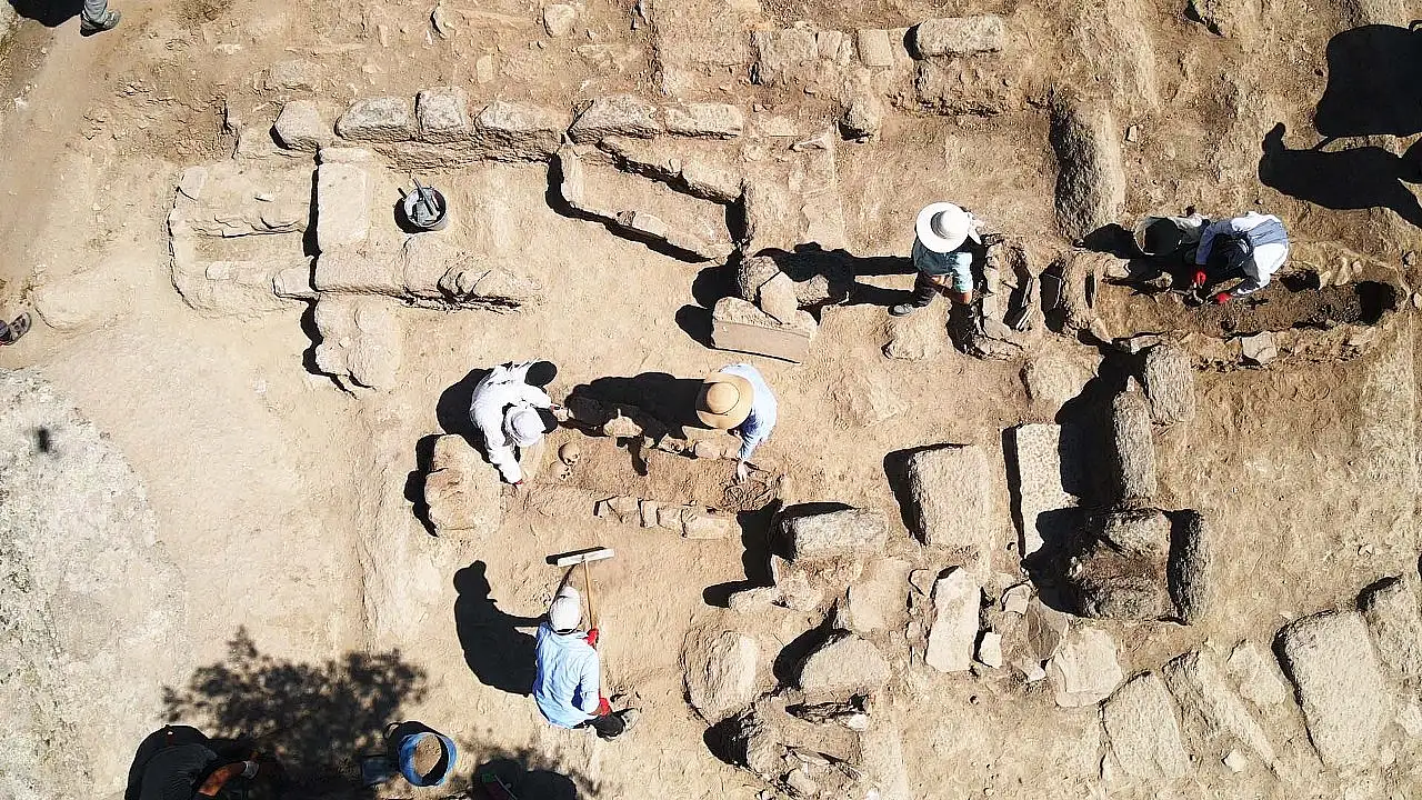 Herakleia Antik Kenti'ndeki kilisede yürütülen kazılarda Bizans mezarları ortaya çıkarıldı