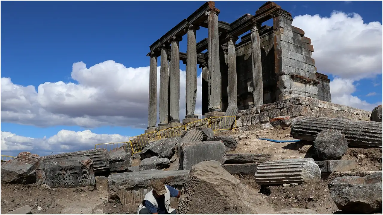 Aizanoi'deki Zeus Tapınağı'nın restorasyonunda kullanılacak eksik mimari kalıntılar gün yüzüne çıkarılıyor