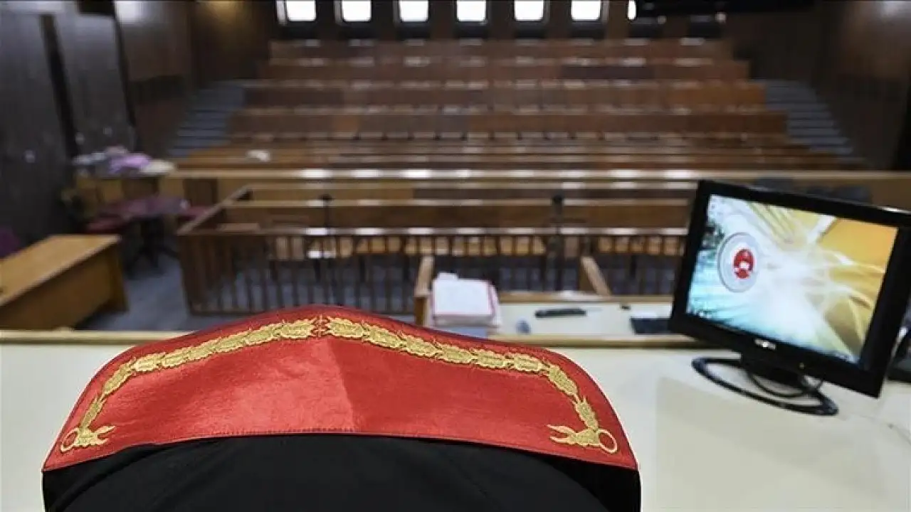 Eşine çarptığı arabası silah sayılan sanığa 'kasten yaralama' davası