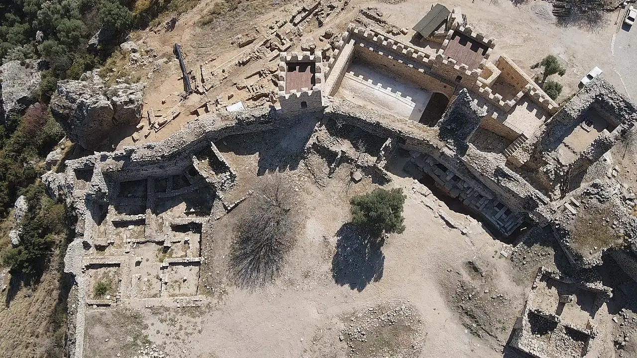 Beçin Antik Kenti'ndeki kazılarda 700 yıllık olduğu değerlendirilen darı tohumları bulundu