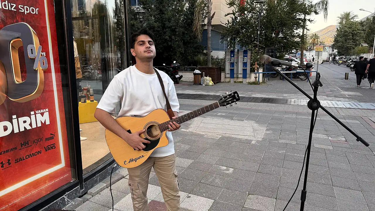 Fethiye'de Sokak Müziğiyle Geçimini Sağlıyor