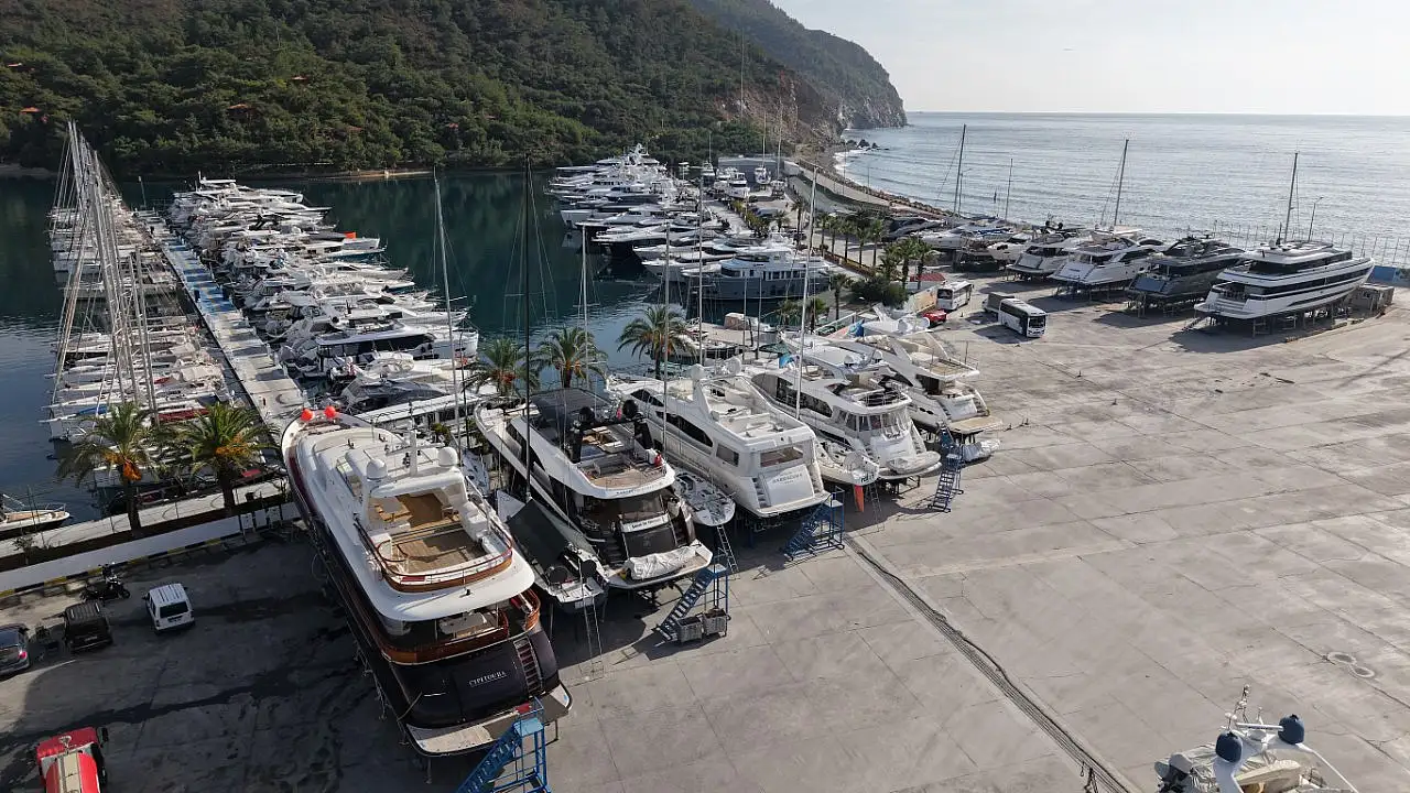Mega yatlar bakım ve onarım için Marmaris'teki marinalarda karaya alındı
