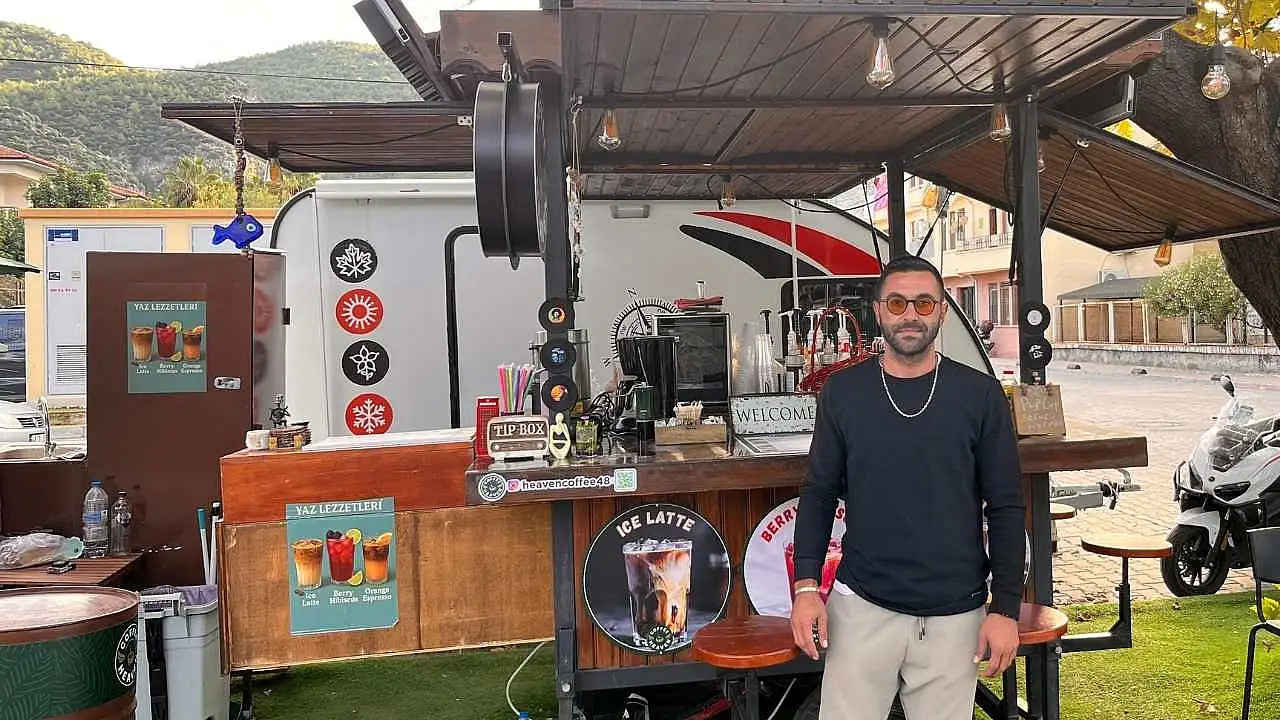 Fethiye Lezzet Sokağı'nda dere kenarında kahve keyfi