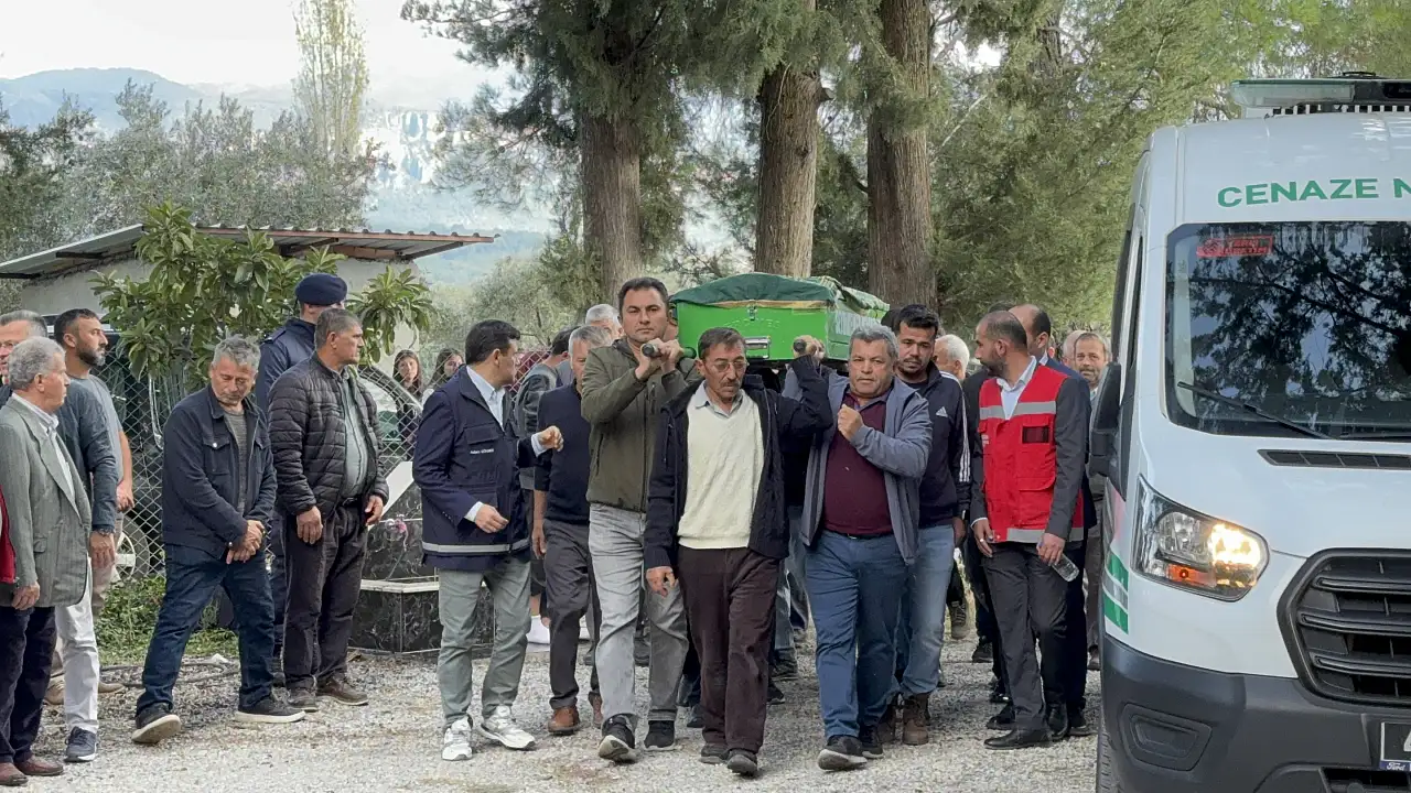 Seydikemer'de zehirlenme şüphesiyle hayatını kaybeden genç kız son yolculuğuna uğurlandı