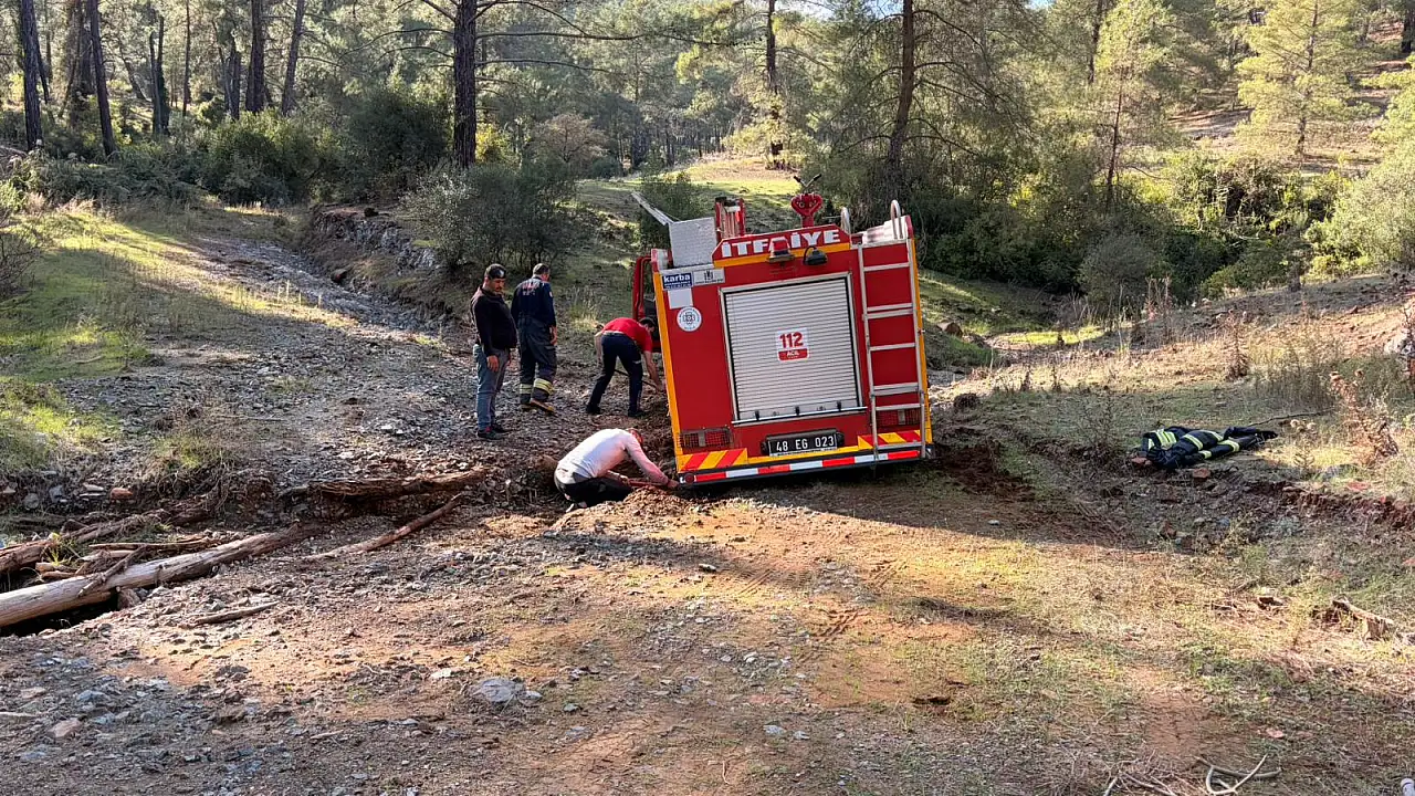 Seydikemer'de İtfaiye Aracı Dere Çökmesi Sonucu Saplandı