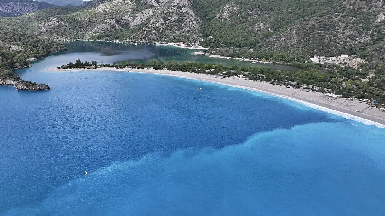 Fethiye'de Ölüdeniz'in rengi turkuaza döndü